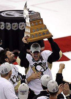 Евгений Малкин добавил к Кубку Стэнли личный приз — самому ценному игроку play-off/Фото: AP