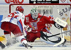 Несмотря на блестящую игру голкипера Марека Шварца, чешской сборной не удалось остановить россиян /в атаке Данис Зарипов/ на пути к успеху в Кубке Karjala/Фото: AP