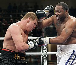 В бою против Лео Нолана Александр Поветкин /слева/ не стал откладывать нокаут в долгий ящик/Фото: imago